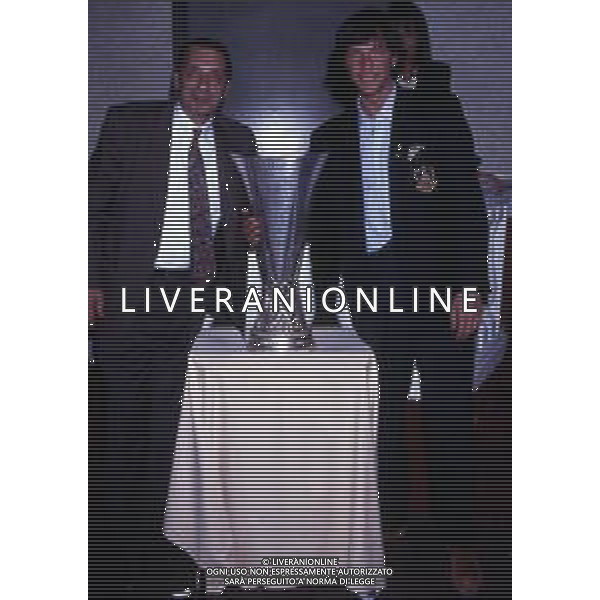 MILANO 1990-FESTA INTER PER LA VITTORIA DELLA COPPA UEFA NELLA FOTO VALBERTO MILIANI E WALTER ZENGA CON LA COPPA UEFA AG ALDO LIVERANI SAS