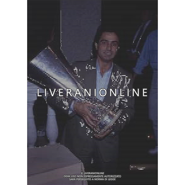 MILANO 1990-FESTA INTER PER LA VITTORIA DELLA COPPA UEFA NELLA FOTO FRANCO CARAVITA CON LA COPPA UEFA AG ALDO LIVERANI SAS