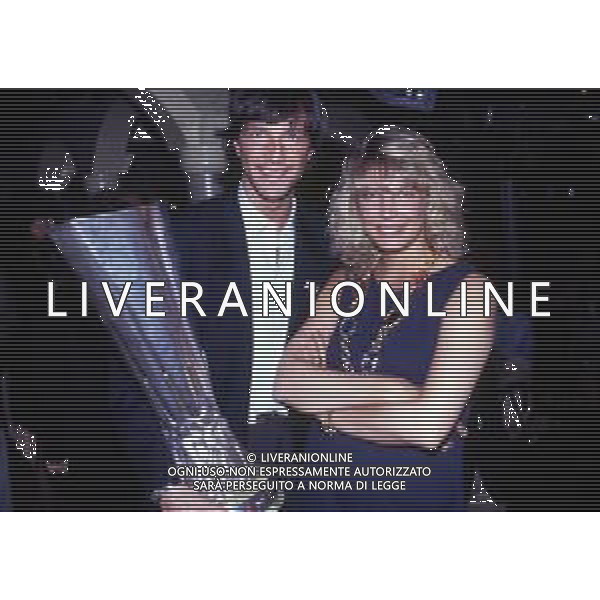 MILANO 1990-FESTA INTER PER LA VITTORIA DELLA COPPA UEFA NELLA FOTO WALTER ZENGA E ROBERTA TERMALI CON LA COPPA UEFA AG ALDO LIVERANI SAS