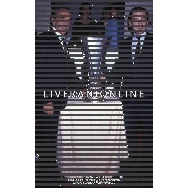 MILANO 1990-FESTA INTER PER LA VITTORIA DELLA COPPA UEFA NELLA FOTO GIUSEPPE PRISCO CON IL FIGLIO E LA COPPA UEFA AG ALDO LIVERANI SAS