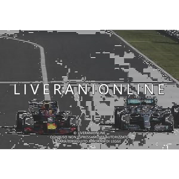 (L to R): Max Verstappen (NLD) Red Bull Racing RB15 and Lewis Hamilton (GBR) Mercedes AMG F1 W10 battle for the lead of the race. 04.08.2019. Formula 1 World Championship, Rd 12, Hungarian Grand Prix, Budapest, Hungary, Race Day. AG ALDO LIVERANI SAS-ONLY ITALY