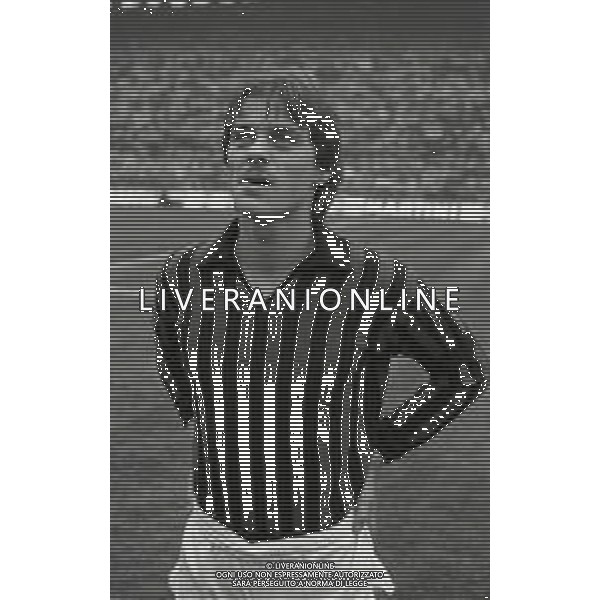 RETROSPETTIVA FRANCESCO VINCENZI CALCIATORE MILAN NELLA FOTO FRANCESCO VINCENZI CON LA MAGLIA DEL MILAN ANELL\'ANNO 1975 AG ALDO LIVERANI SAS