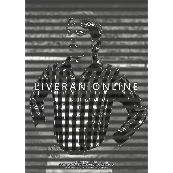 RETROSPETTIVA FRANCESCO VINCENZI CALCIATORE MILAN NELLA FOTO FRANCESCO VINCENZI CON LA MAGLIA DEL MILAN ANELL\'ANNO 1975 AG ALDO LIVERANI SAS