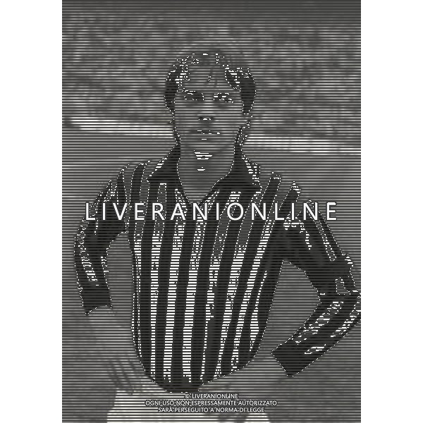 RETROSPETTIVA FRANCESCO VINCENZI CALCIATORE MILAN NELLA FOTO FRANCESCO VINCENZI CON LA MAGLIA DEL MILAN ANELL\'ANNO 1975 AG ALDO LIVERANI SAS