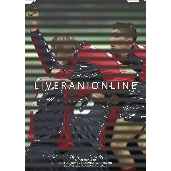 22-02-1998 VERONA CAMPIONATO DI CALCIO SERIE B CHIEVO VERONA-GENOA 0-1 NELLA FOTO ABBRACCI GIOCATORI GENOA DOPO IL GOAL AG ALDO LIVERANI SAS