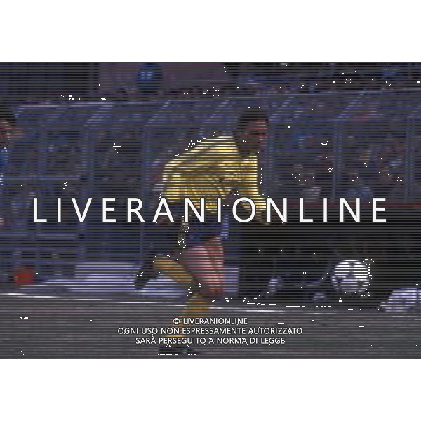 RETROSPETTIVA PREBEN LARSEN ELKJAER CALCIATORE NELLA FOTO PREBEN LARSEN ELKJAER CON LA MAGLIA DEL VERONA CALCIO NELL\'ANNO 1985 AG ALDO LIVERANI SAS