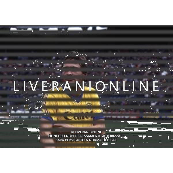 RETROSPETTIVA PREBEN LARSEN ELKJAER CALCIATORE NELLA FOTO PREBEN LARSEN ELKJAER CON LA MAGLIA DEL VERONA CALCIO NELL\'ANNO 1984-1985 AG ALDO LIVERANI SAS