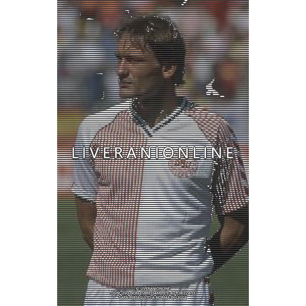RETROSPETTIVA PREBEN LARSEN ELKJAER CALCIATORE NELLA FOTO PREBEN LARSEN ELKJAER CON LAMAGLIA DELLA NAZIONALE DELLA DANIMARCA NELL\'ANNO 1986 AG ALDO LIVERANI SAS
