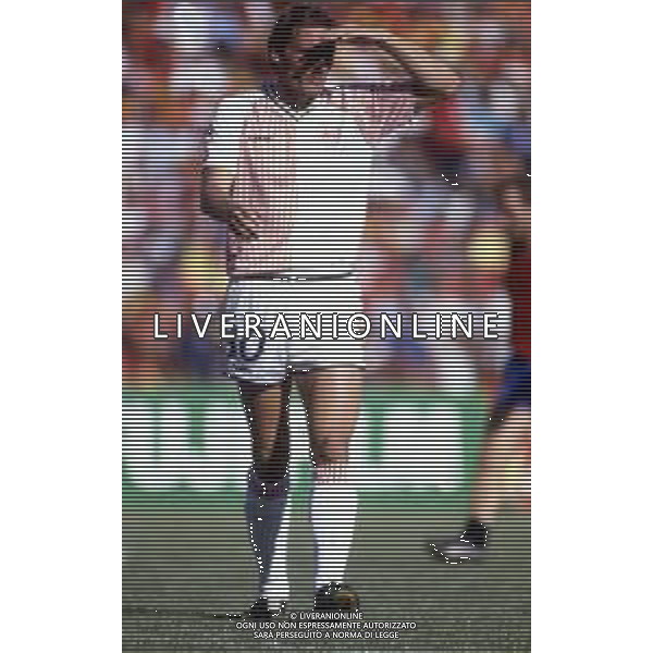 RETROSPETTIVA PREBEN LARSEN ELKJAER CALCIATORE NELLA FOTO PREBEN LARSEN ELKJAER CON LAMAGLIA DELLA NAZIONALE DELLA DANIMARCA NELL\'ANNO 1986 AG ALDO LIVERANI SAS
