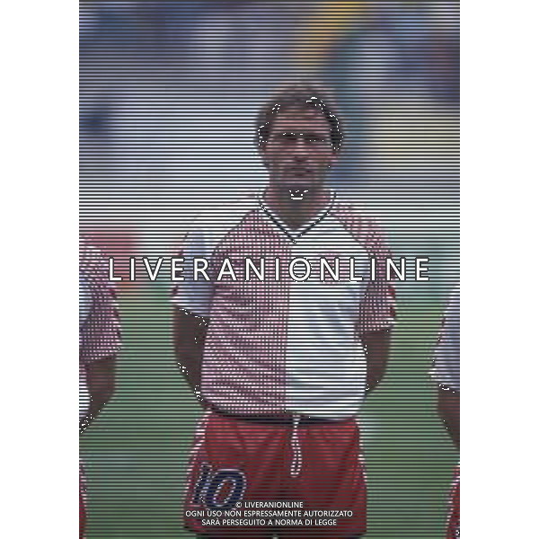 RETROSPETTIVA PREBEN LARSEN ELKJAER CALCIATORE NELLA FOTO PREBEN LARSEN ELKJAER CON LAMAGLIA DELLA NAZIONALE DELLA DANIMARCA NELL\'ANNO 1986 AG ALDO LIVERANI SAS