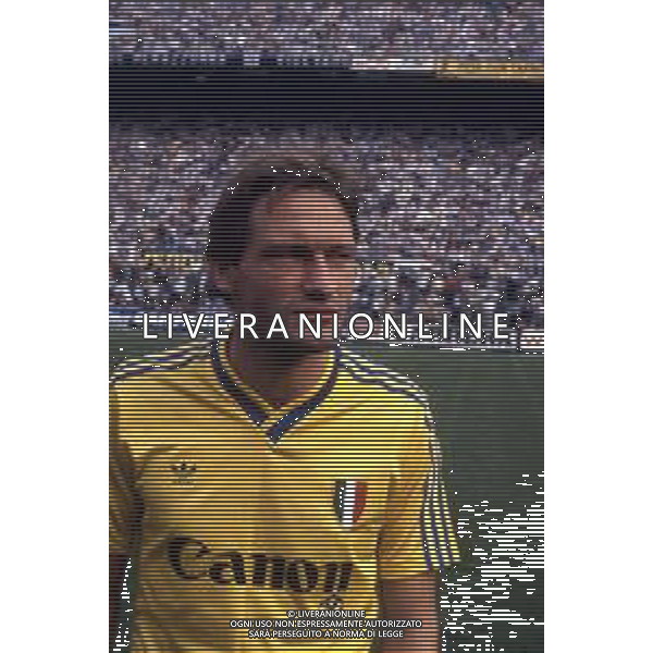 RETROSPETTIVA PREBEN LARSEN ELKJAER CALCIATORE NELLA FOTO PREBEN LARSEN ELKJAER CON LA MAGLIA DEL VERONA CALCIO NELL\'ANNO 1985-1986 AG ALDO LIVERANI SAS