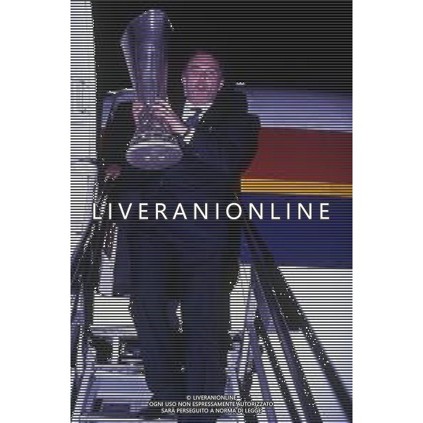 RETROSPETTIVA ERNESTO PELLEGRINI PRESIDENTE INTER CALCIO NELLA FOTO ERNESTO PELLEGRINI PRESIDENTE INTER CON LA COPPA UEFA AG ALDO LIVERANI SAS