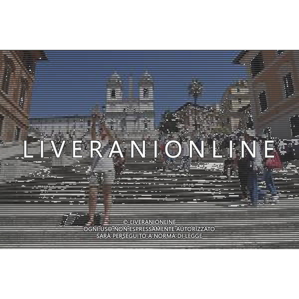 ROMA 11/08/2019 - Scalinata della Trinita\' dei Monti - nella foto: turisti si scattano un selfie sulla gradinata della Trinita\' dei Monti ©Claudio Zamagni/Agenzia Aldo Liverani s.a.s.