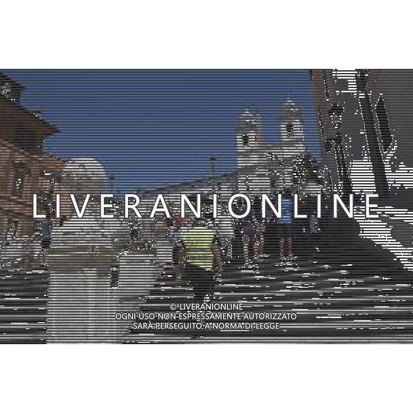 ROMA 11/08/2019 - Scalinata della Trinita\' dei Monti - nella foto: la polizia di roma capitale sulla gradinata della Trinita\' dei Monti per far rispettare il divieto di sedersi ©Claudio Zamagni/Agenzia Aldo Liverani s.a.s.