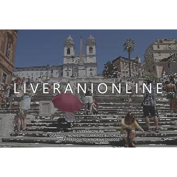 ROMA 11/08/2019 - Scalinata della Trinita\' dei Monti - nella foto: turisti sulla gradinata della Trinita\' dei Monti ©Claudio Zamagni/Agenzia Aldo Liverani s.a.s.