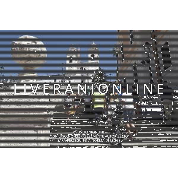 ROMA 11/08/2019 - Scalinata della Trinita\' dei Monti - nella foto: : la polizia di roma capitale sulla gradinata della Trinita\' dei Monti per far rispettare il divieto di sedersi ©Claudio Zamagni/Agenzia Aldo Liverani s.a.s.
