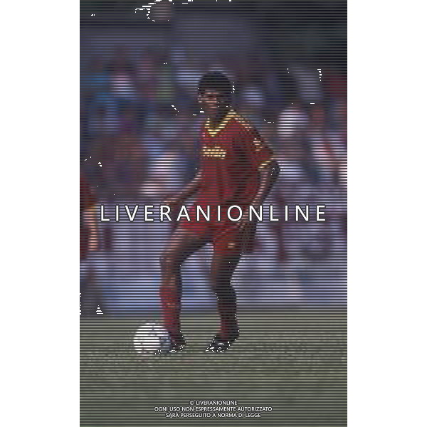 RETROSPETTIVA ALDAIR CALCIATORE NELLA FOTO ALDAIR CON LAMAGLIA DELLA ROMA CALCIO AG ALDO LIVERANI SAS