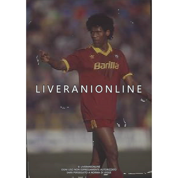 RETROSPETTIVA ALDAIR CALCIATORE NELLA FOTO ALDAIR CON LA MAGLIA DELLA ROMA CALCIO AG ALDO LIVERANI SAS