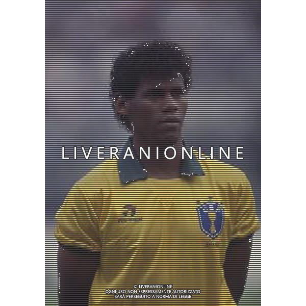 RETROSPETTIVA ALDAIR CALCIATORE NELLA FOTO ALDAIR CON LA MAGLIA DELLA NAZIONALE DEL BRASILE AG ALDO LIVERANI SAS