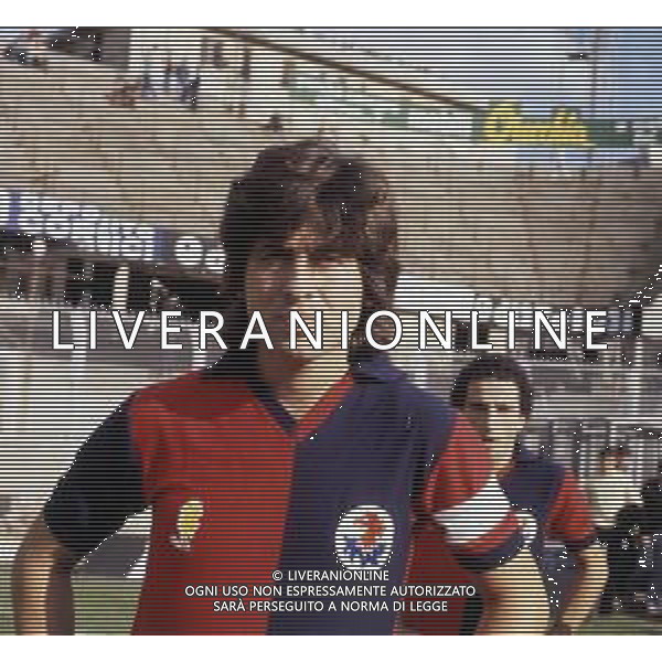 RETROSPETTIVA CLAUDIO ONOFRI CALCIATORE E ALLENATORE 1981 NELLA FOTO CLAUDIO ONOFRI CON LA MAGLIA DEL GENOA CALCIO AG ALDO LIVERANI SAS