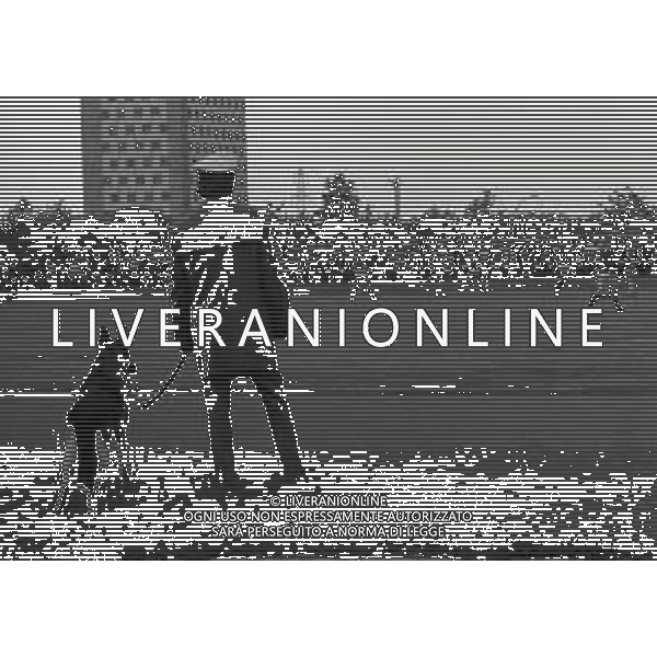 1974 CAMPIONATO DEL MONDO DI CALCIO GERMANIA 74 ALLENAMENTO NAZIONALE ITALIANA NELLA FOTO POLIZIA TEDESCA A GUARDIA DEGLI ALLENAMENTI DELLA NAZIONALE ITALIANA AG ALDO LIVERANI SAS