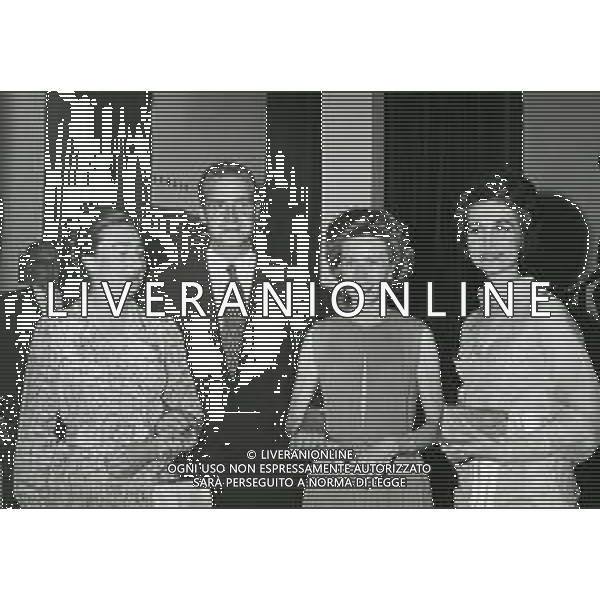RETROSPETTIVA RETROSPETTIVA RE JUAN CARLOS DI SPAGNA NELLA FOTO RE JUAN CARLOS DI SPAGNA CON LA MOGLIE SOPHIA DI GRECIA AG ALDO LIVERANI SAS   