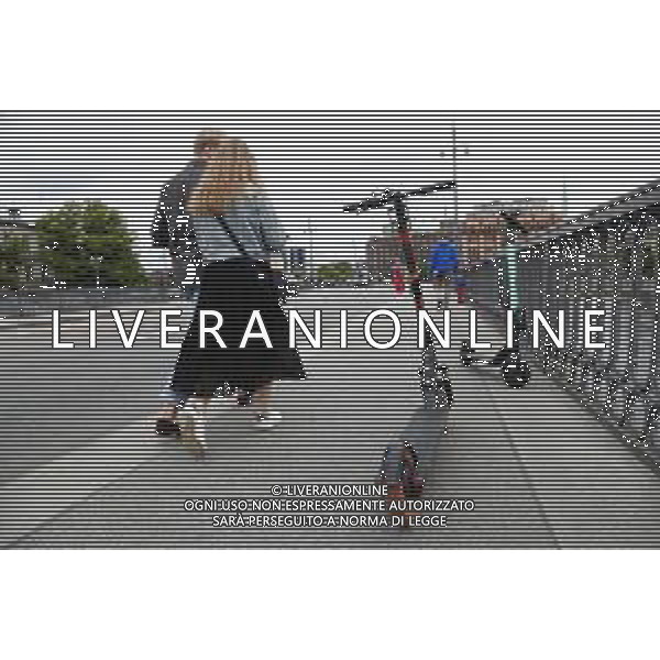 Stoccolma - Città\' e Capitale della Svezia 13/08/2019 nella foto: persone che camminano e due monopattino sul ponte vasa ©Claudio Zamagni/Agenzia Aldo Liverani s.a.s. a couple are walking near two mono skate on the vasa bridge in Stockholm City the first city of Sweden ©Claudio Zamagni/Aldo Liverani Photo Agency