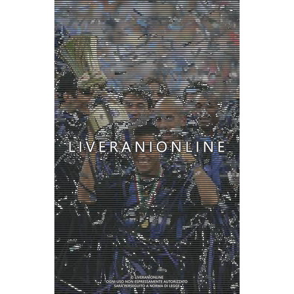 MILANO STADIO MEAZZA 15/6/2005 INTER-ROMA FINALE DELLA TIM CUP NELLA FOTO LA COPPA NELLE MANI DEI GIOCATORI DELL\' INTER FOTO AG ALDO LIVERANI