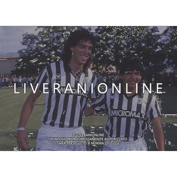 RETROSPETTIVA WALTER CASAGRANDE CALCIATORE NELLA FOTO WALTER CASAGRANDE CON LA MAGLIA DELL\'ASCOLI CALCIO E HUGO MARADONA AG ALDO LIVERANI SAS