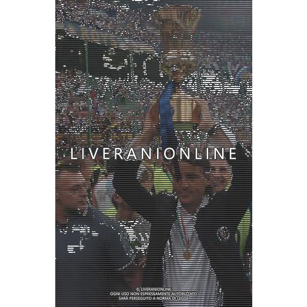 INTER-ROMA FINALE TIM CUP 15/06/2005 NELLA FOTO MANCINI ROBERTO CON LA COPPA ITALIA AGENZIA ALDO LIVERANI