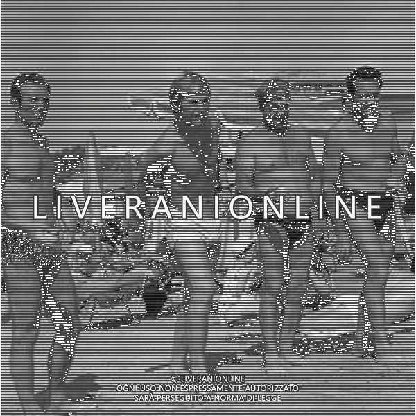 RETROSPETTIVA TAZIO ROVERSI CALCIATORE NELLA FOTO TAZIO ROVERSI AL MARE CON LA MOGLIE NEL 1969 A GRADO AG ALDO LIVERANI SAS