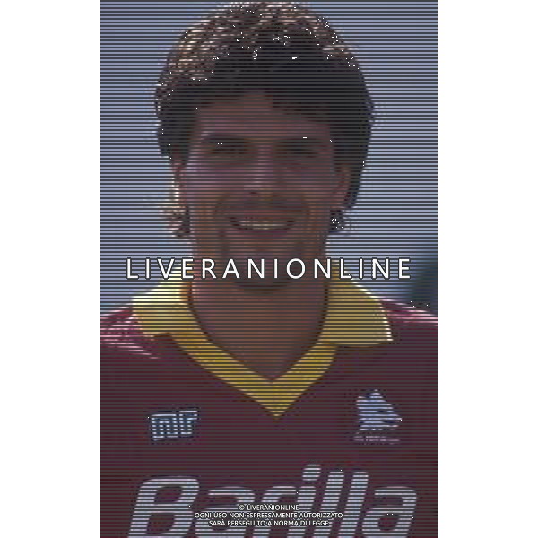 RETROSPETTIVA ROBERTO POLICANO CALCIATORE NELLA FOTO ROBERTO POLICANO CON LA MAGLIA DELLA ROMA CALCIO AG ALDO LIVERANI SAS