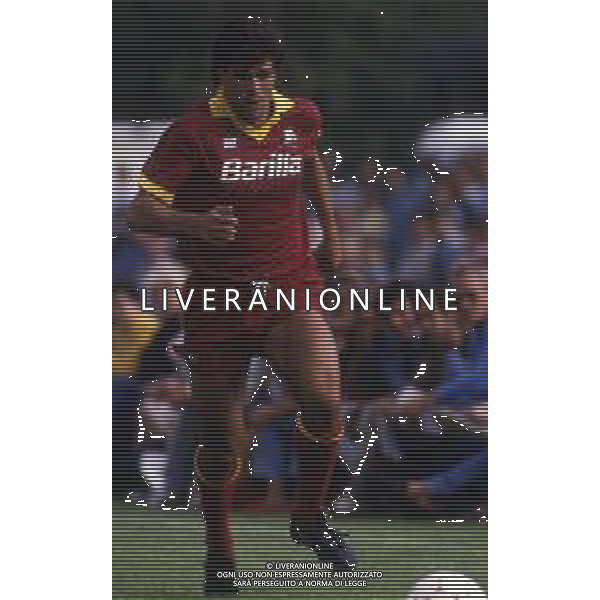 RETROSPETTIVA ROBERTO POLICANO CALCIATORE NELLA FOTO ROBERTO POLICANO CON LA MAGLIA DELLA ROMA CALCIO AG ALDO LIVERANI SAS