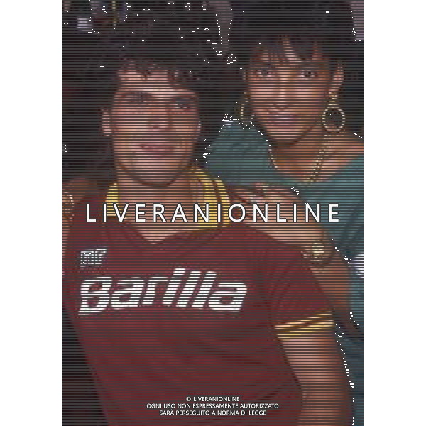 RETROSPETTIVA ROBERTO POLICANO CALCIATORE NELLA FOTO ROBERTO POLICANO CON LA MAGLIA DELLA ROMA CALCIO E LA MOGLIE AG ALDO LIVERANI SAS