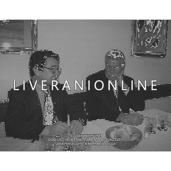 RETROSPETTIVA GIUSEPPE FARINA EX PRESIDENTE AC MILAN E INDUSTRIALE NELLA FOTO IL GIORNALISTA DELLA GAZZETTA DELLO SPORT GERMANO BOVOLENTA INCONTRA A MILANO L\'EX PRESIDENTE DEL MILAN GIUSEPPE FARINA 1992 AG ALDO LIVERANI SAS