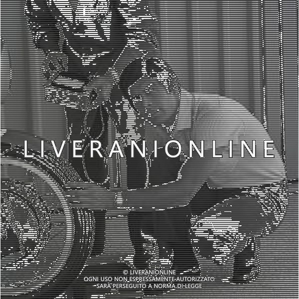 RETROSPETTIVA GIACOMO AGOSTINI PILOTA MOTOCICLISMO NELLA FOTO GIACOMO AGOSTINI NELL\'ANNO 1968 A RIMINI AL PREMIO SHELL AG ALDO LIVERANI SAS