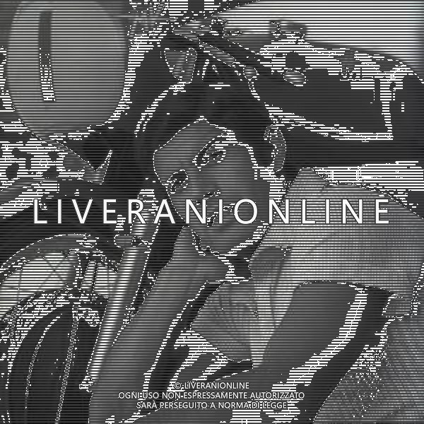RETROSPETTIVA GIACOMO AGOSTINI PILOTA MOTOCICLISMO NELLA FOTO GIACOMO AGOSTINI NELL\'ANNO 1968 A RIMINI AL PREMIO SHELL AG ALDO LIVERANI SAS