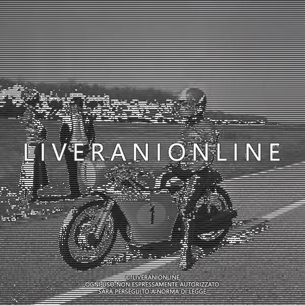 RETROSPETTIVA GIACOMO AGOSTINI PILOTA MOTOCICLISMO NELLA FOTO GIACOMO AGOSTINI NELL\'ANNO 1971 CASCINA COSTA AG ALDO LIVERANI SAS