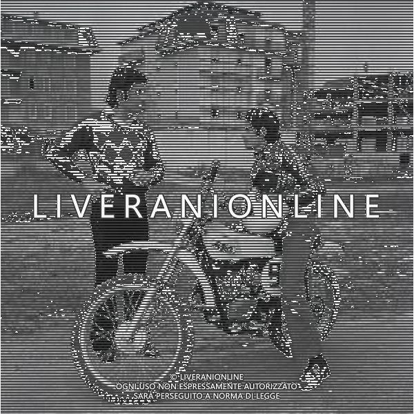 RETROSPETTIVA GIACOMO AGOSTINI PILOTA MOTOCICLISMO NELLA FOTO GIACOMO AGOSTINI NELL\'ANNO 1971 A LOVERE CON IL FRATELLO FELICE AG ALDO LIVERANI SAS