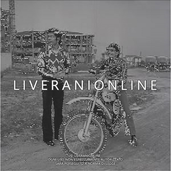 RETROSPETTIVA GIACOMO AGOSTINI PILOTA MOTOCICLISMO NELLA FOTO GIACOMO AGOSTINI NELL\'ANNO 1971 A LOVERE CON IL FRATELLO FELICE AG ALDO LIVERANI SAS