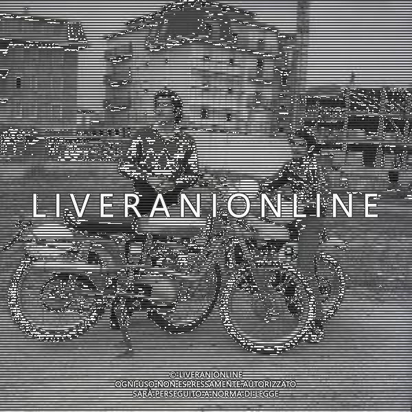 RETROSPETTIVA GIACOMO AGOSTINI PILOTA MOTOCICLISMO NELLA FOTO GIACOMO AGOSTINI NELL\'ANNO 1971 A LOVERE CON IL FRATELLO FELICE AG ALDO LIVERANI SAS