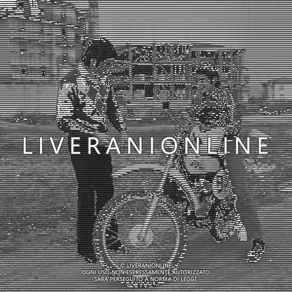 RETROSPETTIVA GIACOMO AGOSTINI PILOTA MOTOCICLISMO NELLA FOTO GIACOMO AGOSTINI NELL\'ANNO 1971 A LOVERE CON IL FRATELLO FELICE AG ALDO LIVERANI SAS