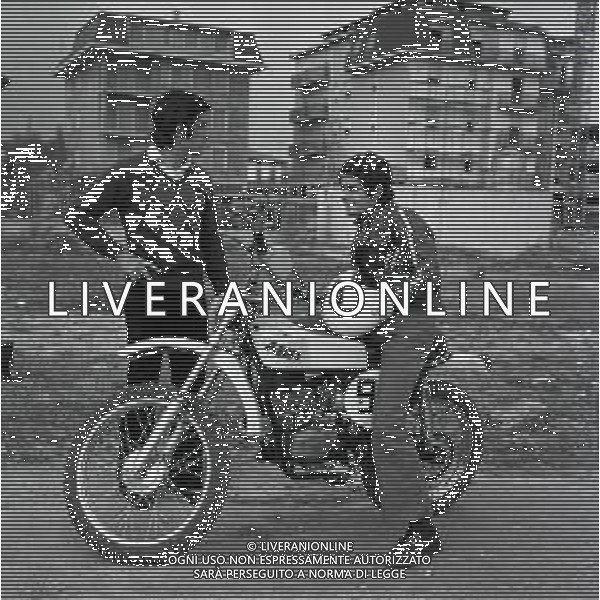 RETROSPETTIVA GIACOMO AGOSTINI PILOTA MOTOCICLISMO NELLA FOTO GIACOMO AGOSTINI NELL\'ANNO 1971 A LOVERE CON IL FRATELLO FELICE AG ALDO LIVERANI SAS