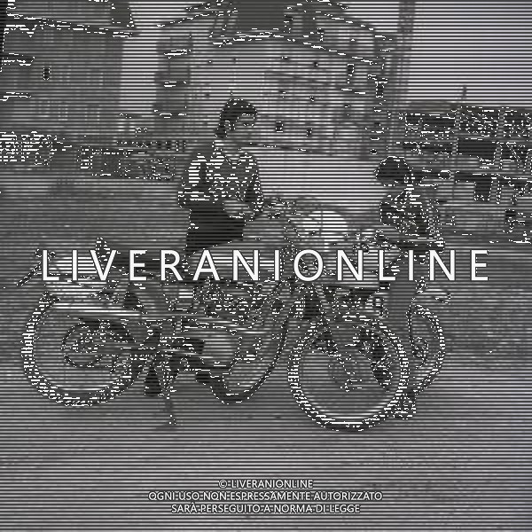 RETROSPETTIVA GIACOMO AGOSTINI PILOTA MOTOCICLISMO NELLA FOTO GIACOMO AGOSTINI NELL\'ANNO 1971 A LOVERE CON IL FRATELLO FELICE AG ALDO LIVERANI SAS