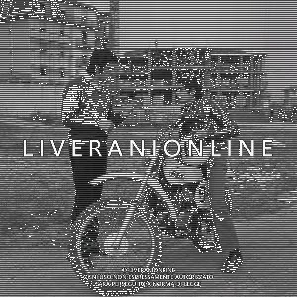 RETROSPETTIVA GIACOMO AGOSTINI PILOTA MOTOCICLISMO NELLA FOTO GIACOMO AGOSTINI NELL\'ANNO 1971 A LOVERE CON IL FRATELLO FELICE AG ALDO LIVERANI SAS