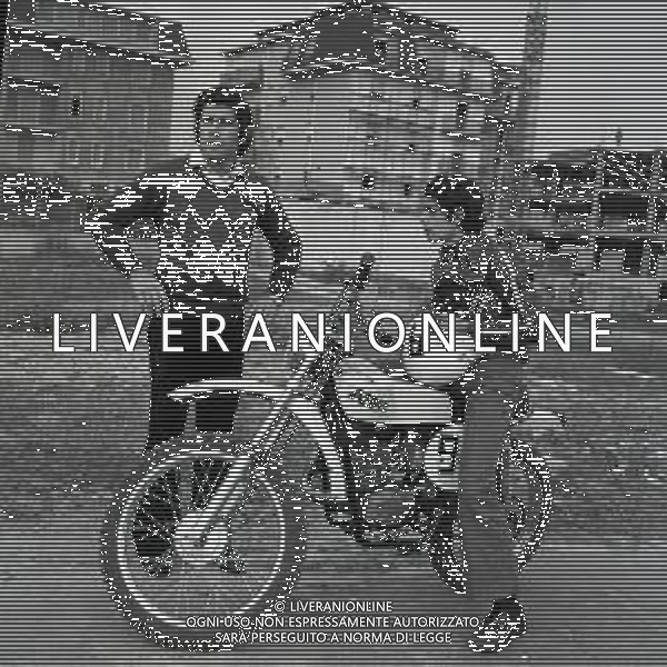 RETROSPETTIVA GIACOMO AGOSTINI PILOTA MOTOCICLISMO NELLA FOTO GIACOMO AGOSTINI NELL\'ANNO 1971 A LOVERE CON IL FRATELLO FELICE AG ALDO LIVERANI SAS