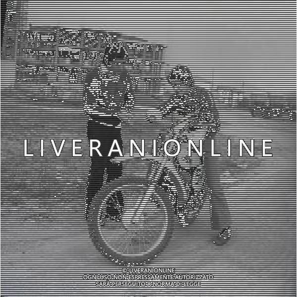 RETROSPETTIVA GIACOMO AGOSTINI PILOTA MOTOCICLISMO NELLA FOTO GIACOMO AGOSTINI NELL\'ANNO 1971 A LOVERE CON IL FRATELLO FELICE AG ALDO LIVERANI SAS