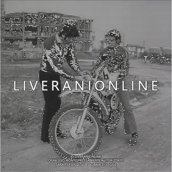 RETROSPETTIVA GIACOMO AGOSTINI PILOTA MOTOCICLISMO NELLA FOTO GIACOMO AGOSTINI NELL\'ANNO 1971 A LOVERE CON IL FRATELLO FELICE AG ALDO LIVERANI SAS