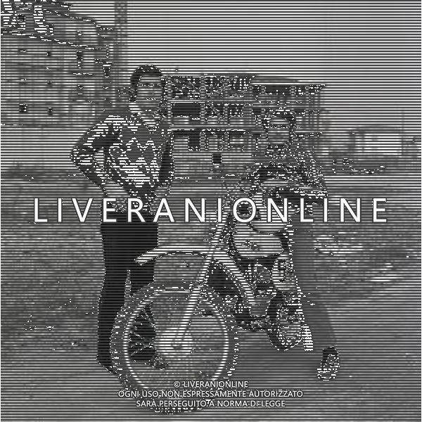 RETROSPETTIVA GIACOMO AGOSTINI PILOTA MOTOCICLISMO NELLA FOTO GIACOMO AGOSTINI NELL\'ANNO 1971 A LOVERE CON IL FRATELLO FELICE AG ALDO LIVERANI SAS