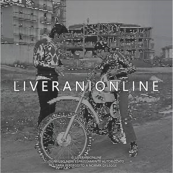 RETROSPETTIVA GIACOMO AGOSTINI PILOTA MOTOCICLISMO NELLA FOTO GIACOMO AGOSTINI NELL\'ANNO 1971 A LOVERE CON IL FRATELLO FELICE AG ALDO LIVERANI SAS